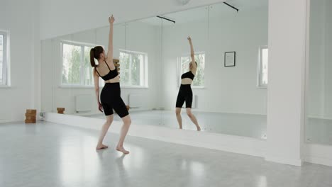 mujer bailando en estudio