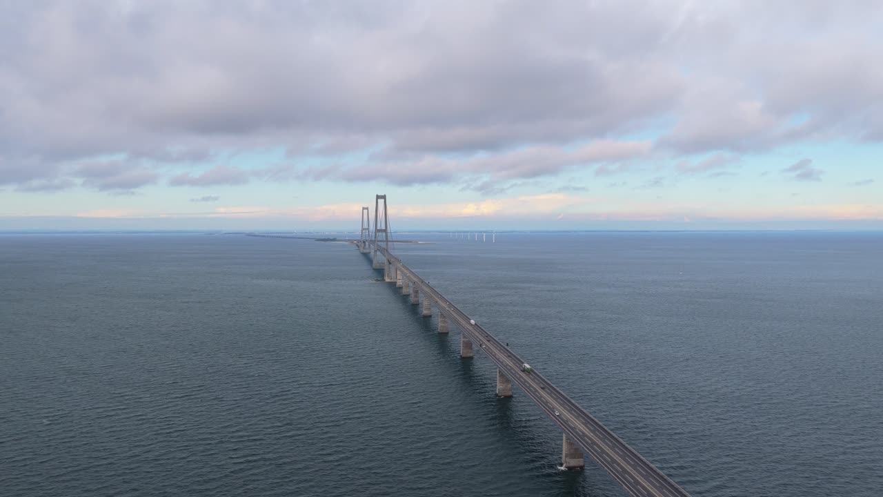 Storebæltsbroen med trafikkø, der forbinder Fyn og Sjælland