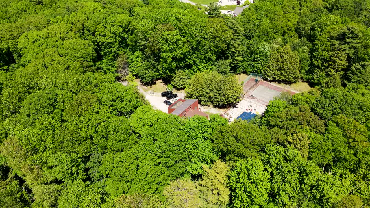 drone mavic inclinándose hacia arriba sobre el área suburbana en muskegon