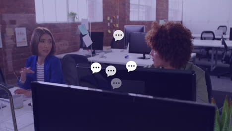 animación de la red de burbujas de habla sobre diversas personas de negocios en la oficina