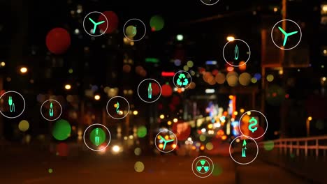 animación de múltiples iconos digitales y puntos coloridos contra el tráfico nocturno de la ciudad