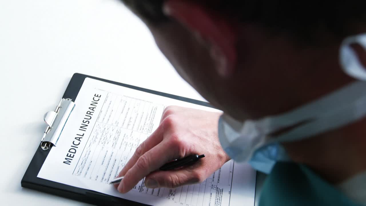 médico que llena el formulario de seguro médico