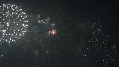 Coloridos-Fuegos-Artificiales-Exhibidos-En-El-Circuito-Internacional-De-Bahrein-Con-Motivo-Del-Día-Nacional-De-Bahrein