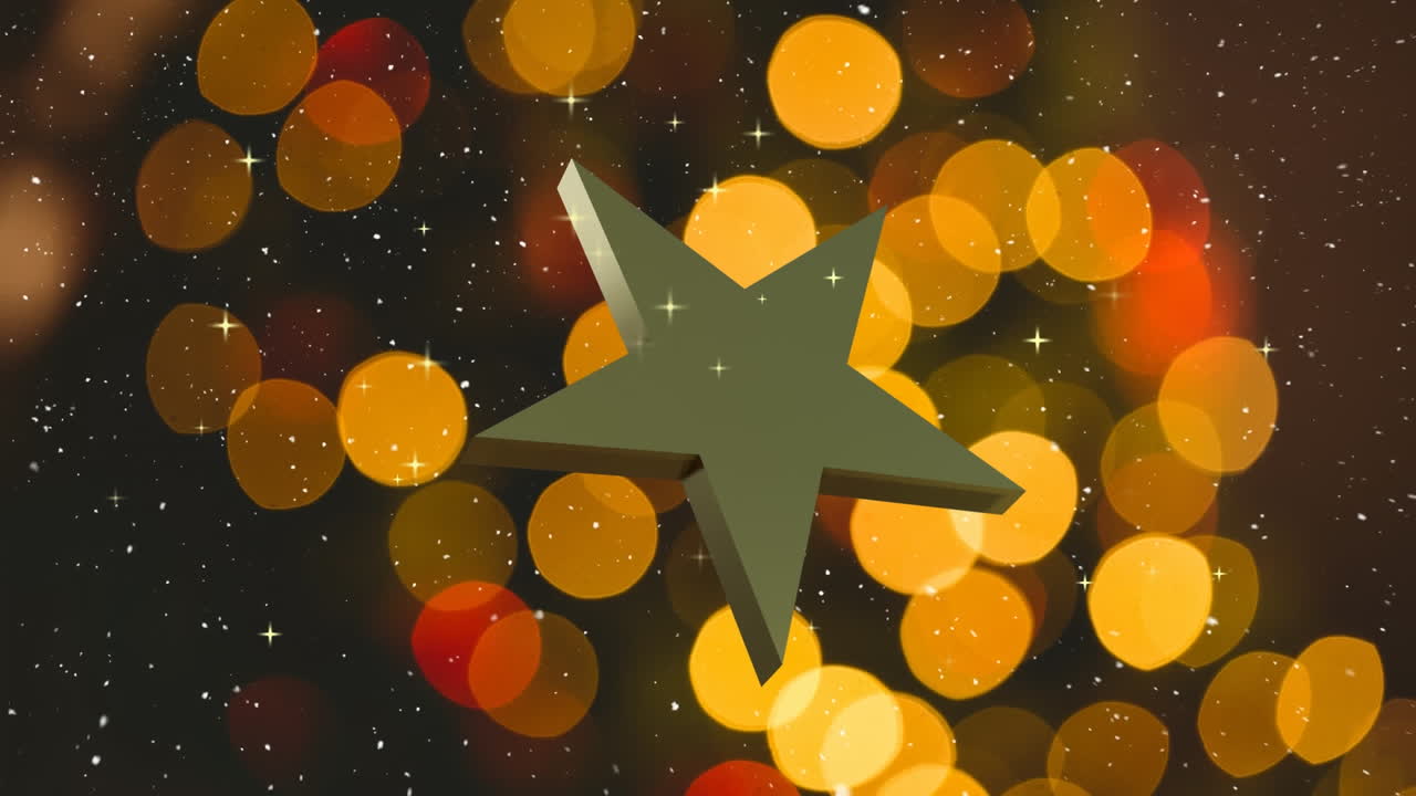 어두운 배경에 오렌지색과 빨간색 보케 조명과 함께 떨어지는 눈 위에 회전하는 금색 크리스마스 스타