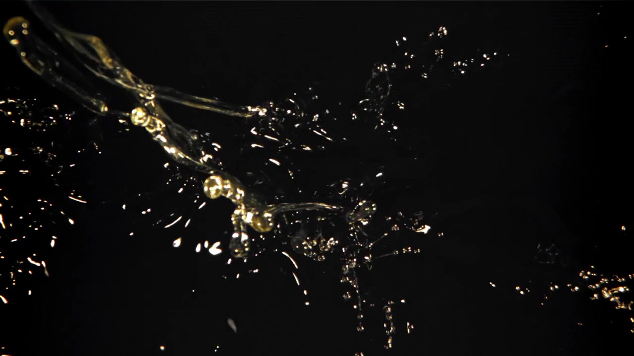 Movimento rallentato di acqua che schizza e scorre su sfondo nero
