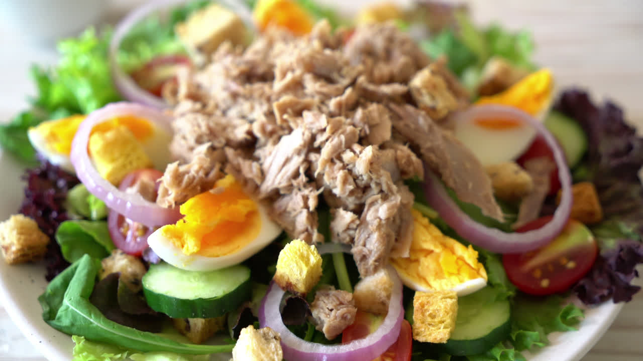 야채 샐러드와 계란을 곁들인 참치