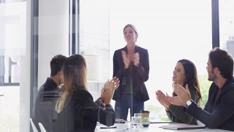 un grupo de jóvenes empresarios aplaudiendo durante