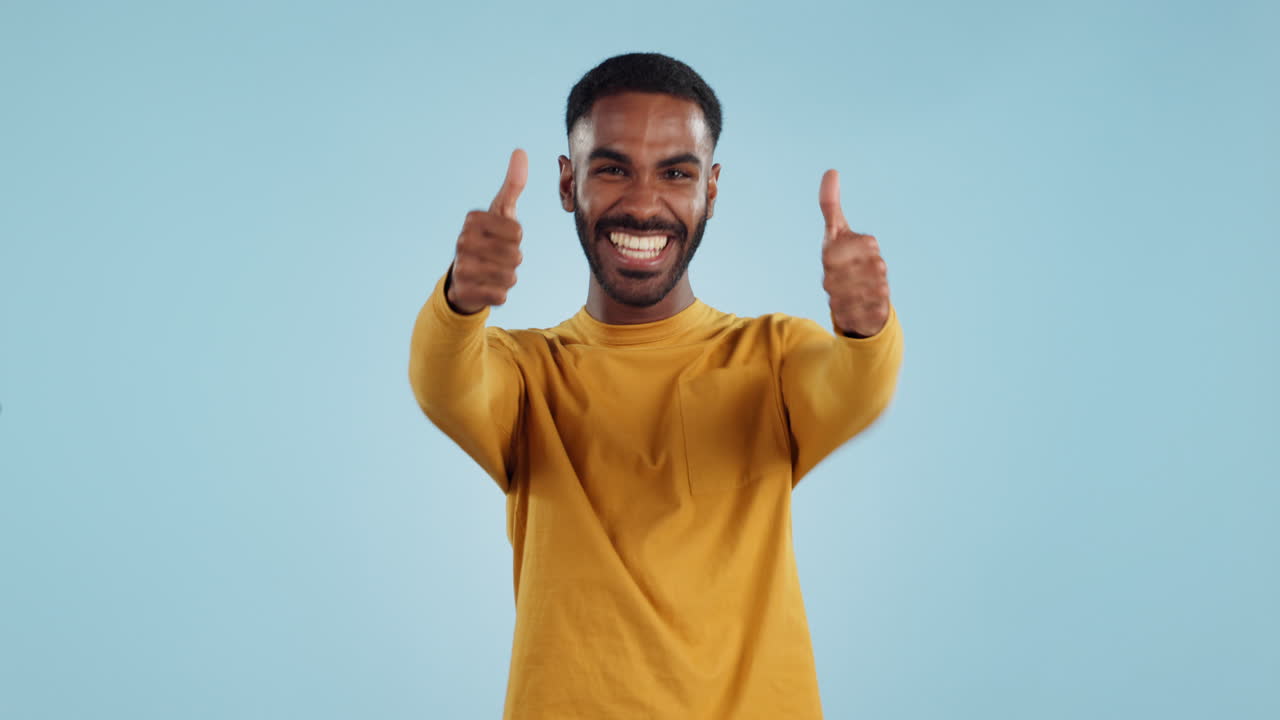 feliz, cara y hombre con los pulgares en el estudio