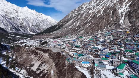 vista aérea de un pueblo de montaña nevado