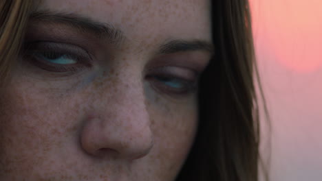 retrato de cerca de una hermosa mujer joven que se ve confiada disfrutando de la playa al atardecer