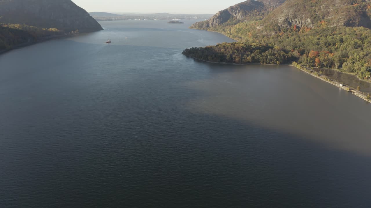 일몰 동안 허드슨 강 공중 4k 이상의 산맥