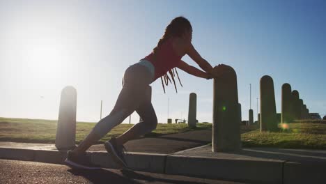 Mujer-Afroamericana-En-Ropa-Deportiva-Estirándose-En-La-Calle-Antes-De-Hacer-Ejercicio.