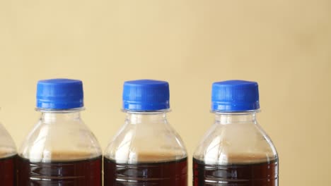 cuatro botellas de refresco