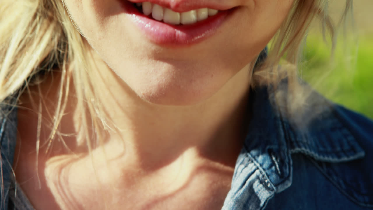 retrato de una hermosa mujer de pie en el parque 4k