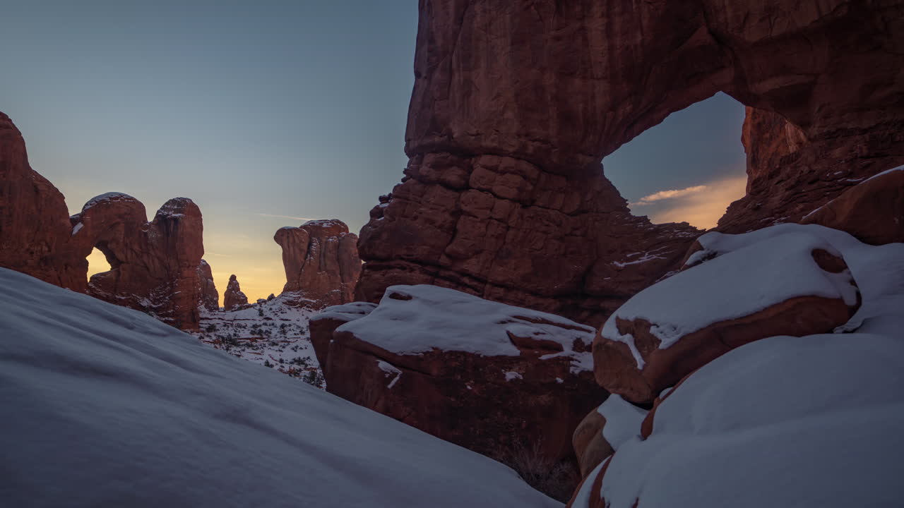 timelapse del amanecer, parque nacional arches utah usa en temporada de invierno, nieve y formaciones de roca roja