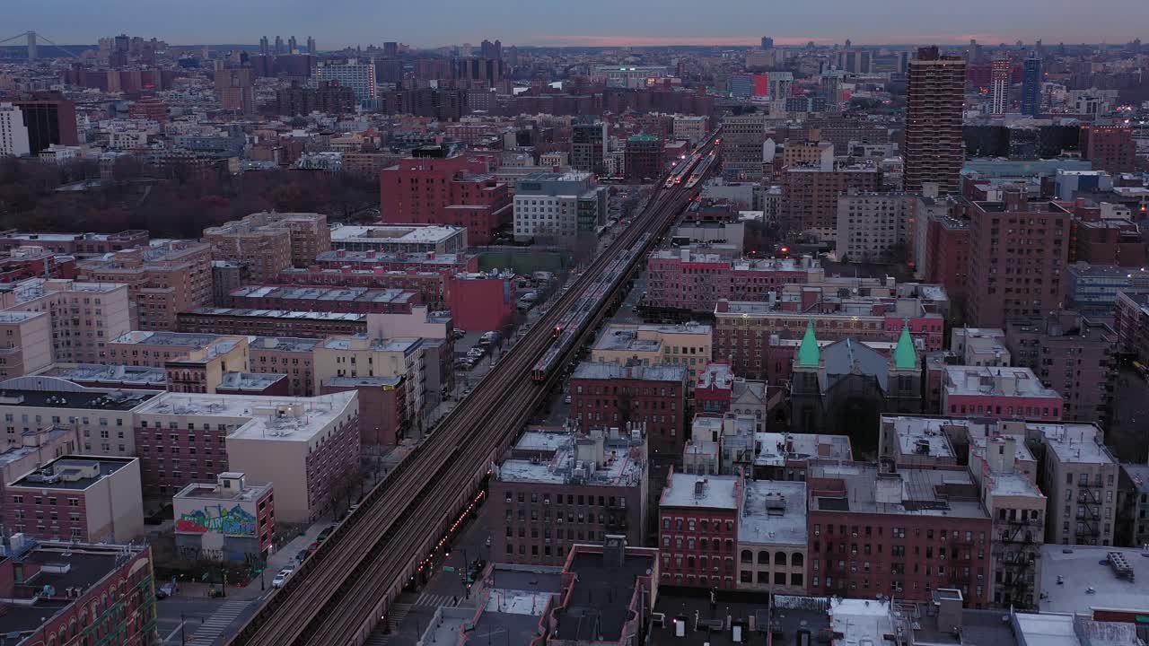 할렘 뉴욕시를 횡단하는 고가 통근 열차의 정지 공중 촬영