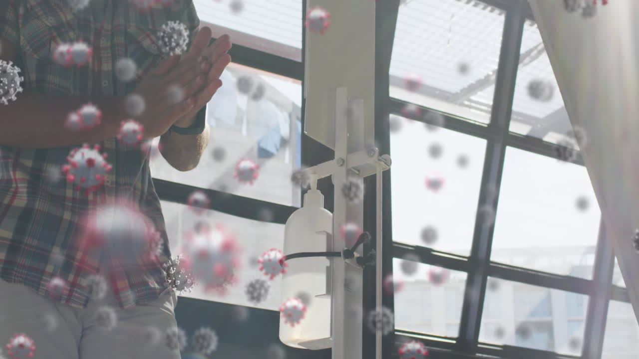 두 인종의 사람들이 손을  ⁇ 는 코로나19 세포의 비디오