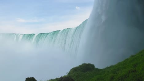 Poderosa-Vista-De-ángulo-Bajo-De-Las-Cataratas-Del-Niágara