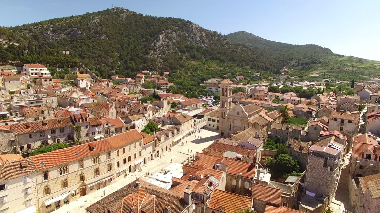 Una vista aerea di Hvar, Croazia, mette in risalto il Monastero Francescano