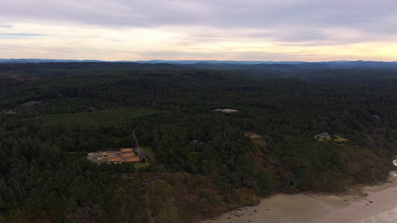 un dron revela una foto de una playa tranquila en el sitio recreativo estatal seven devils en bandon, oregón al atardecer
