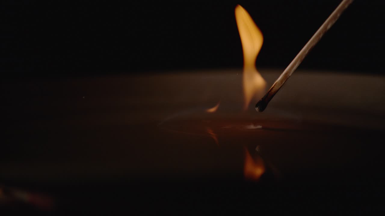 una cerilla iluminada de 4k cayó a 1000 fps tomada con 4k veo fantasma