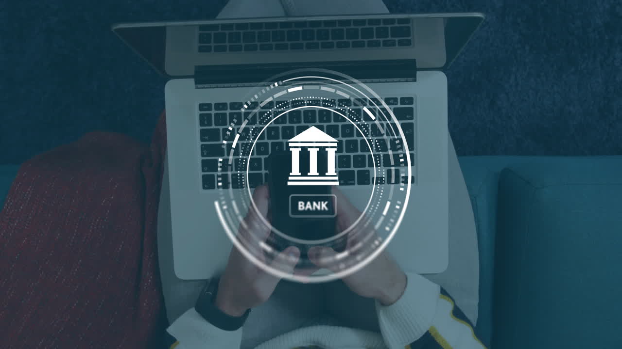 animación de procesamiento de datos y símbolo bancario sobre hombre caucásico usando teléfono inteligente