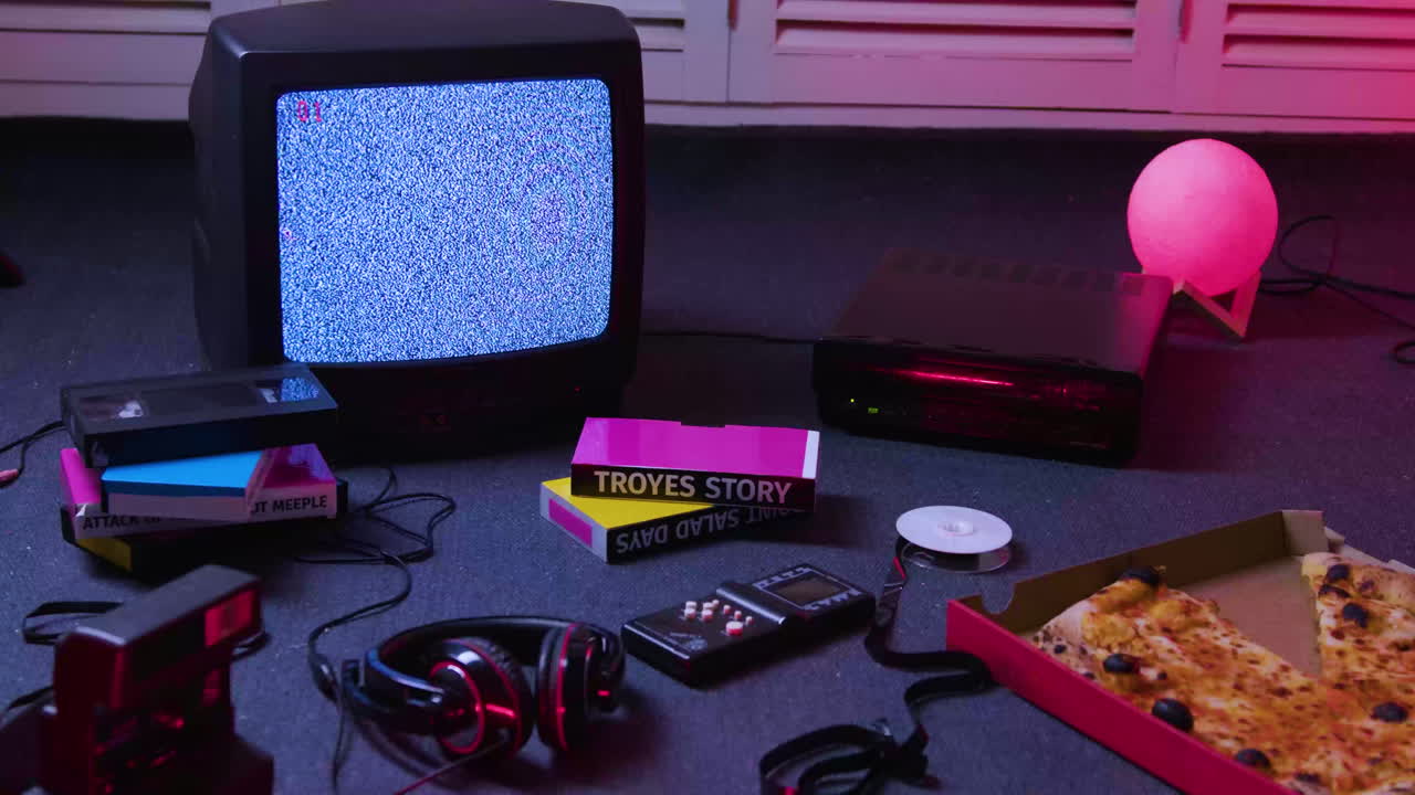 televisión girando en el suelo