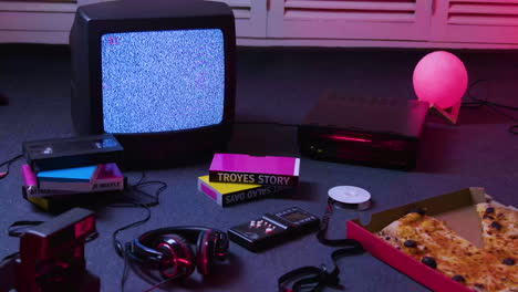 televisión girando en el suelo