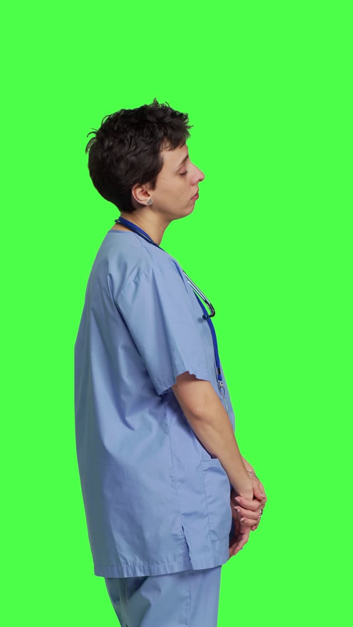 Profilo di un assistente medico che si sente estremamente assonnato su uno sfondo verde