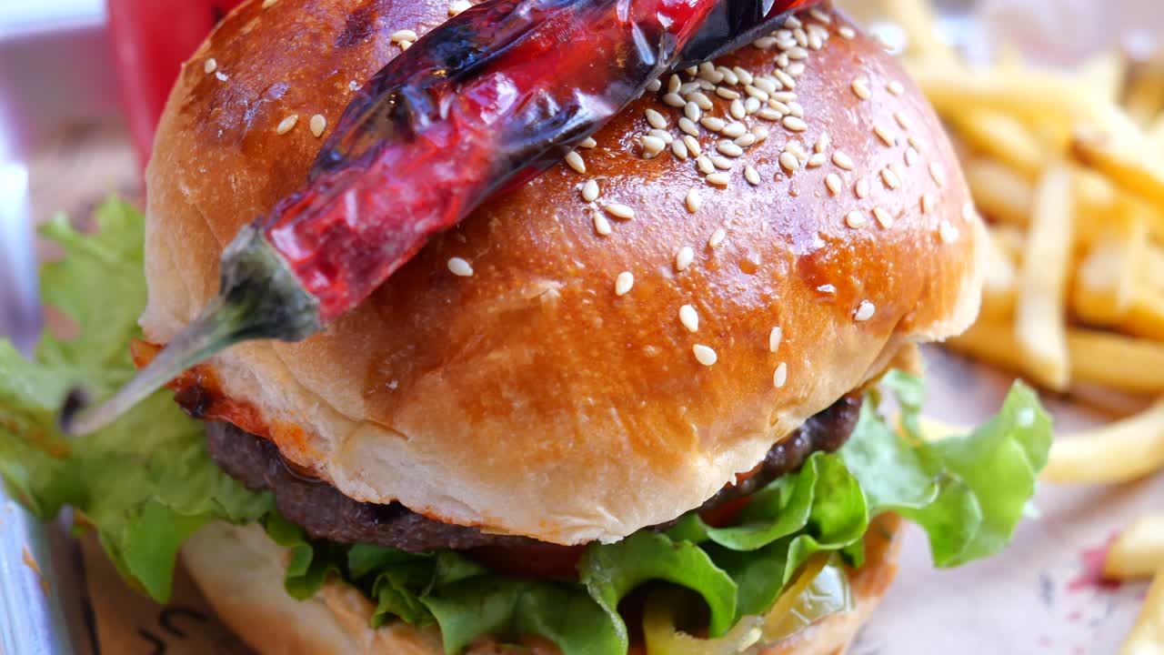 una deliciosa hamburguesa picante con papas fritas