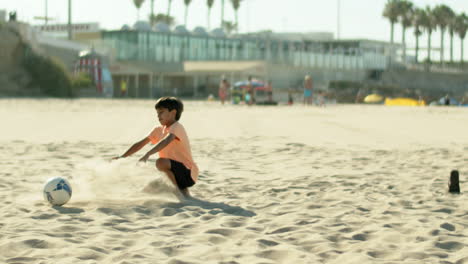 Posibilidad-Remota-De-Un-Niño-Feliz-Limpiando-Una-Pelota-De-Fútbol-En-La-Orilla-Del-Mar