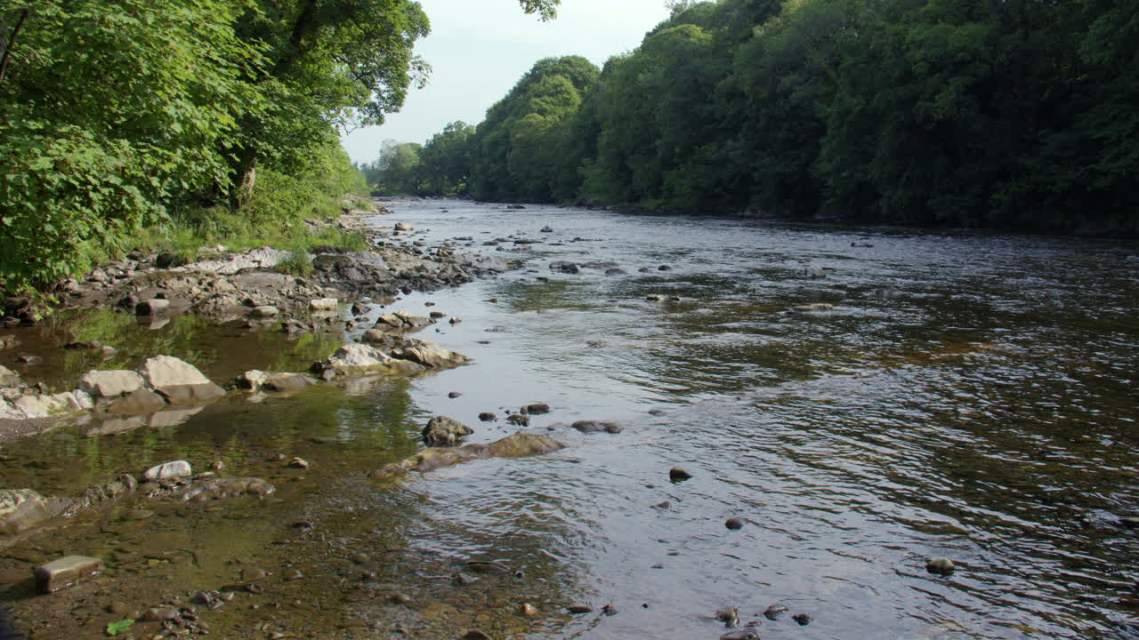 Inquadratura ultra-grandangolare che risale il fiume Lune, accanto al Ponte del Diavolo a Kirkby Lonsdale, North Yorkshire.