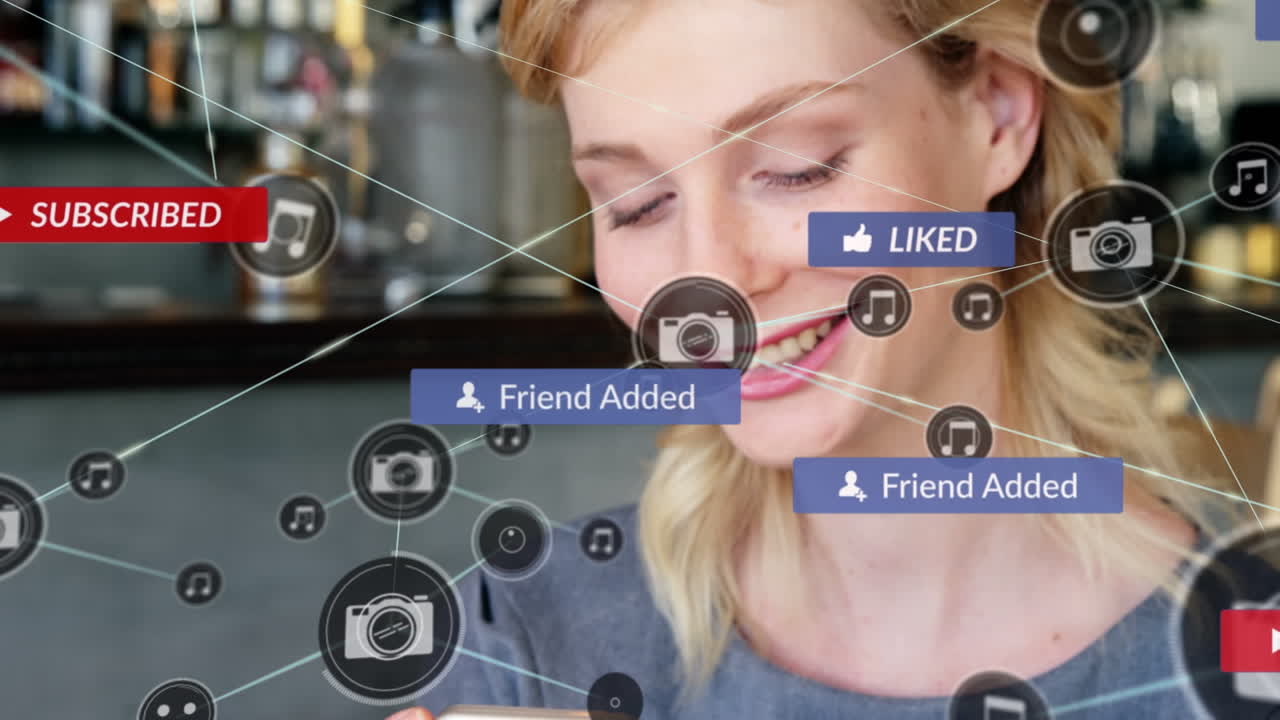 animación de la red de conexiones con iconos sobre mujeres caucásicas que usan teléfonos inteligentes