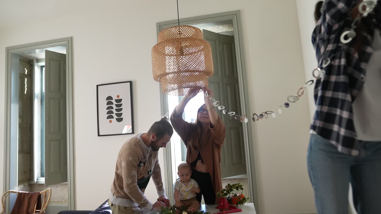 가족이 휴가를 위해 장식하는 것