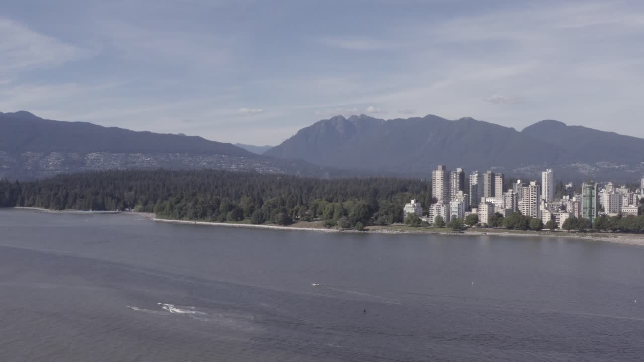 킷실라노 해변에서 잉글리시 베이 스탠리 공원까지 공중 비행 레저 모터 보트가 돛 보트에 의해 주차된 사람들이 bc 2-4의 더운 여름날 낚시, 포옹, 낭만적인 휴식을 취하고 있습니다.