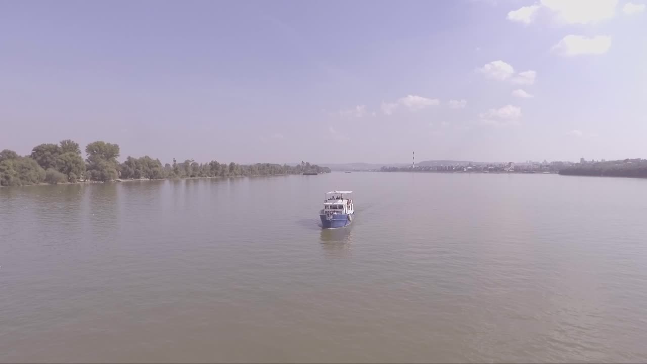 antena de un barco que viaja por el río danubio o sava cerca de belgrado serbia 1