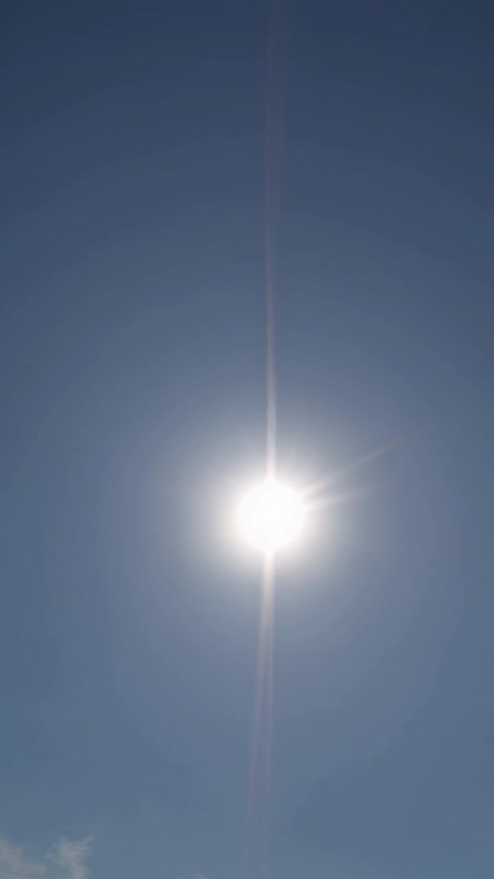 Il sole splende in un cielo blu limpido