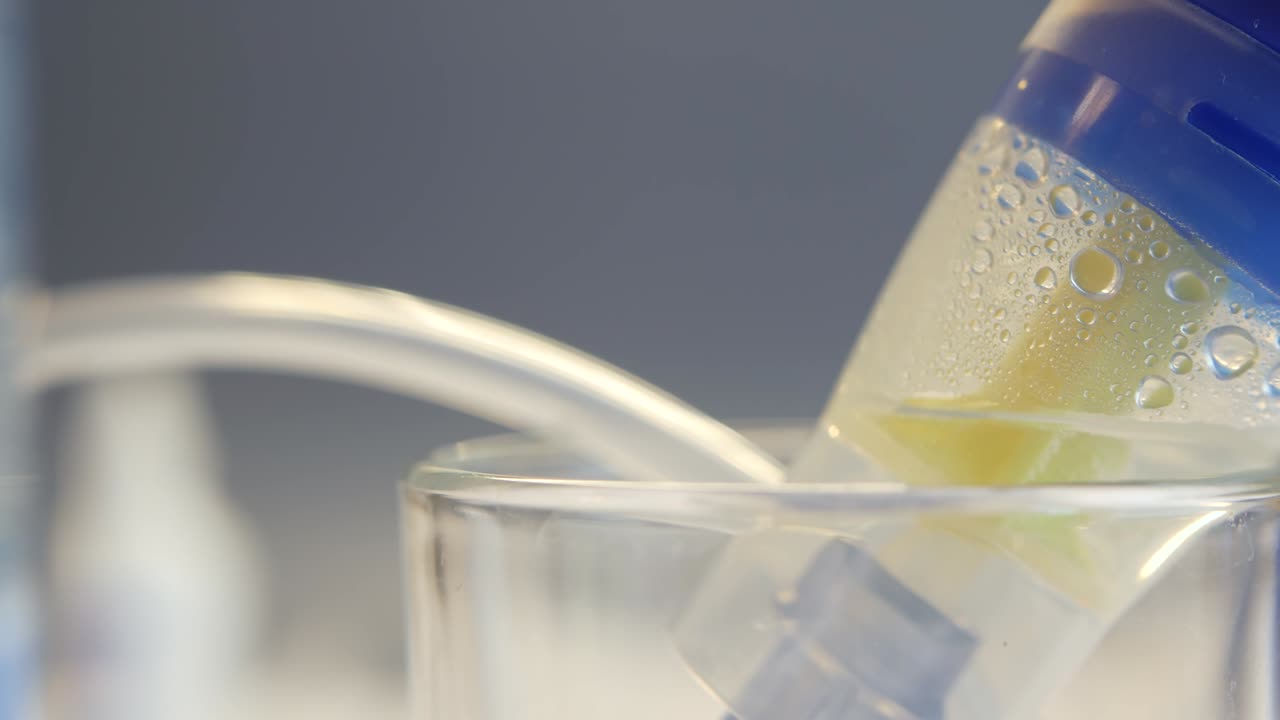 кислородная маска небулайзера, медицинское оборудование для лечения пневмонии, ковида, sars и бронхита. цикл видео. ингалятор, восстановление респираторных легочных заболеваний. терапия гриппа, кашля и бронхиальной астмы