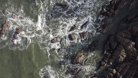 Vista-De-Pájaro-De-Drones-Aéreos-De-Las-Olas-Rompiendo-Sobre-Una-Costa-Rocosa---Lee-Bay,-Beach,-Ilfracombe,-Devon,-Inglaterra