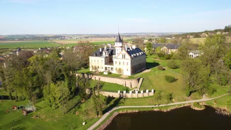 drone volando hacia atrás