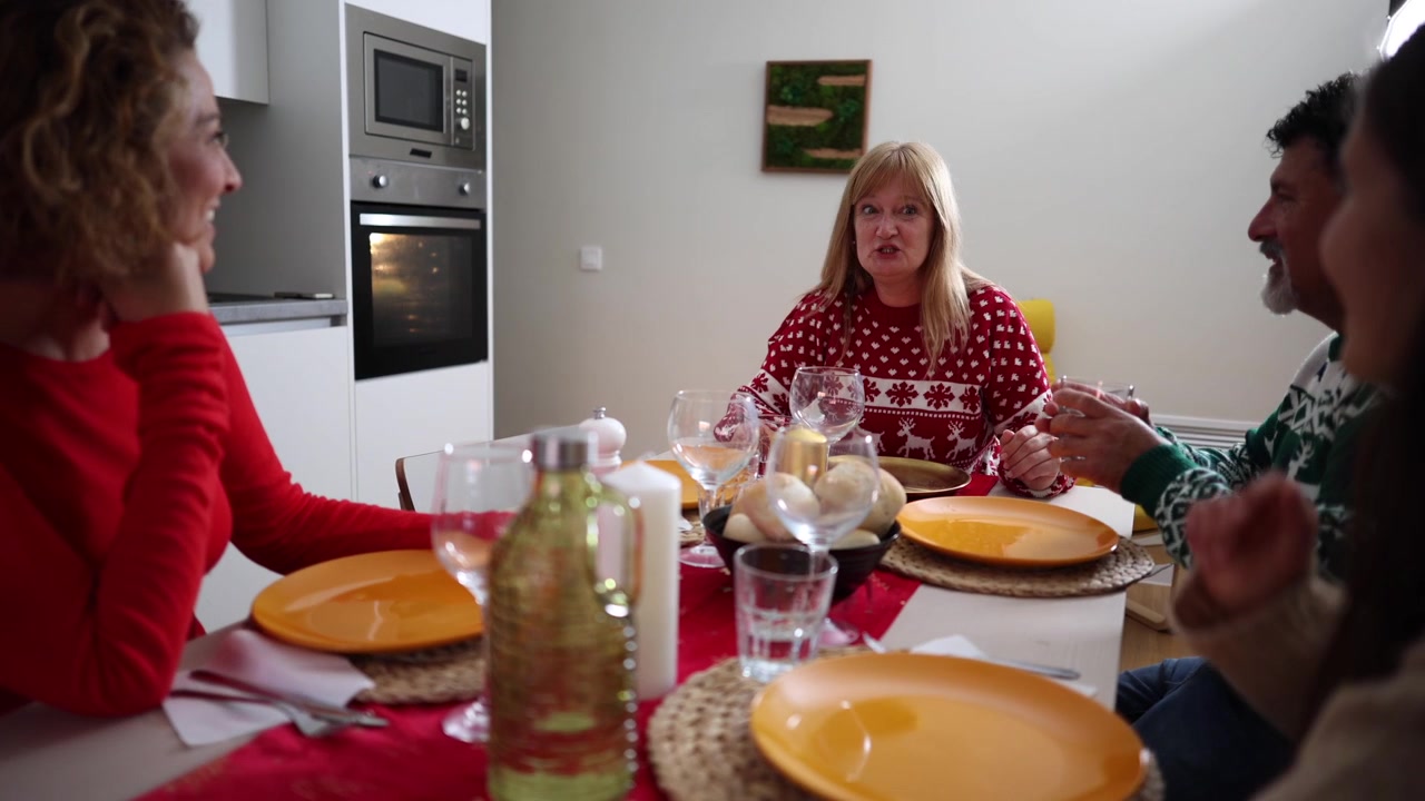 Familia disfrutando de una cena de Navidad festiva juntos en casa