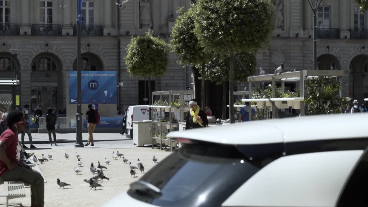 도시 공원 과 상점 들 이 있는 도시 광장