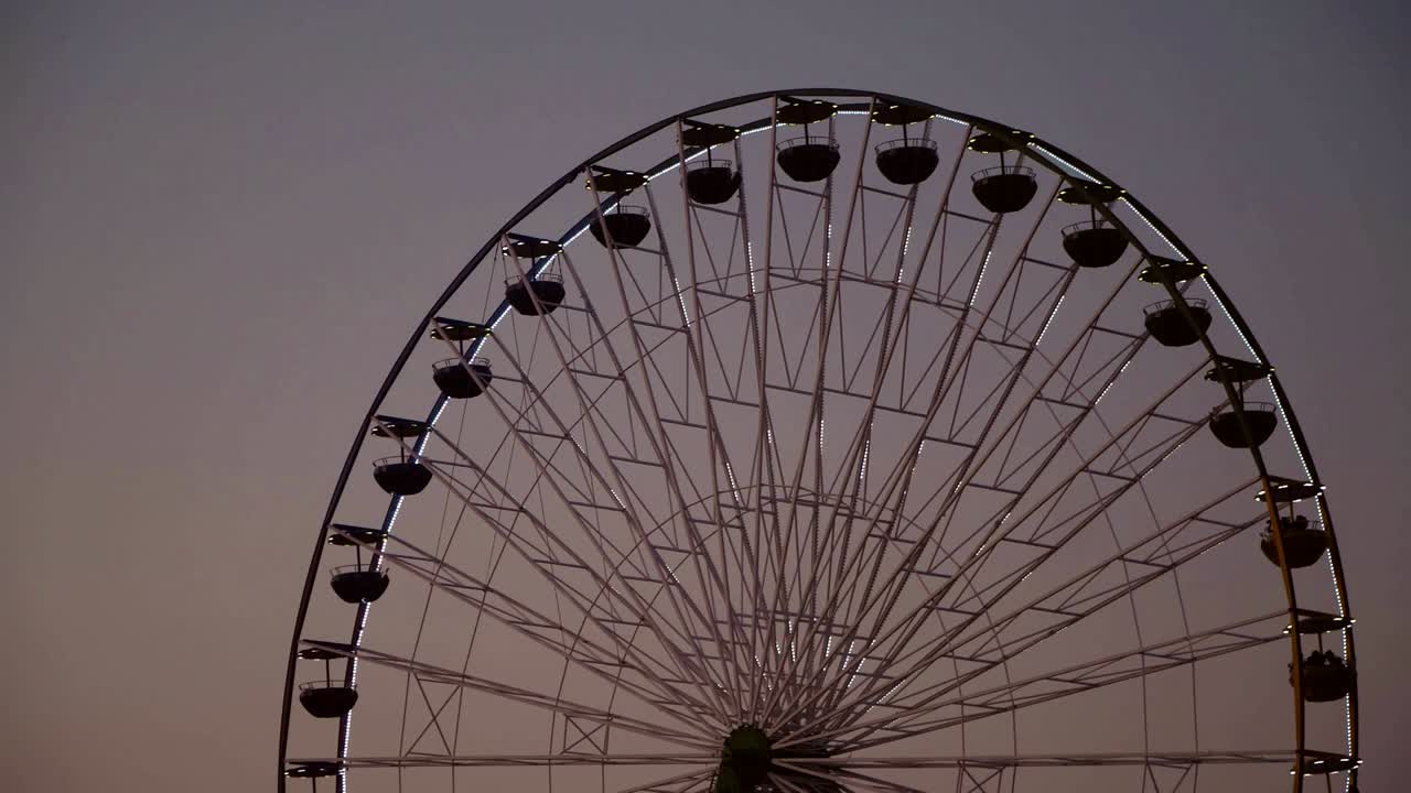 colorida rueda gigante en el parque de la ciudad por la noche.