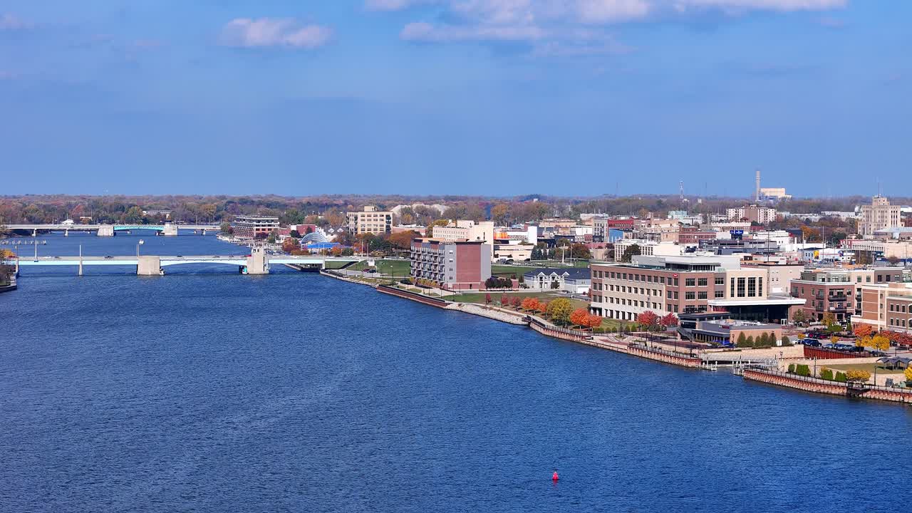 Centro di Bay City, Michigan, USA, con il fiume Saginaw, ponti e architettura cittadina in vista aerea.