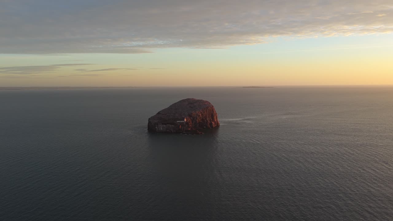 Bass Rockin majakka Pohjanmerellä auringonnousun aikaan.