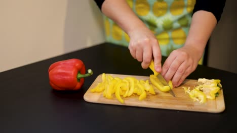 Paprika-In-Scheiben-Schneiden