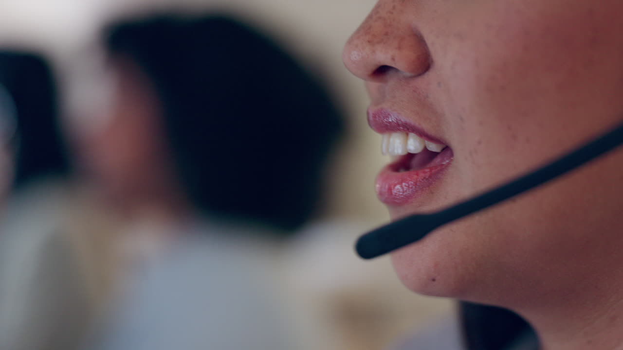 Call center, auricolare o bocca di donna in consulenza