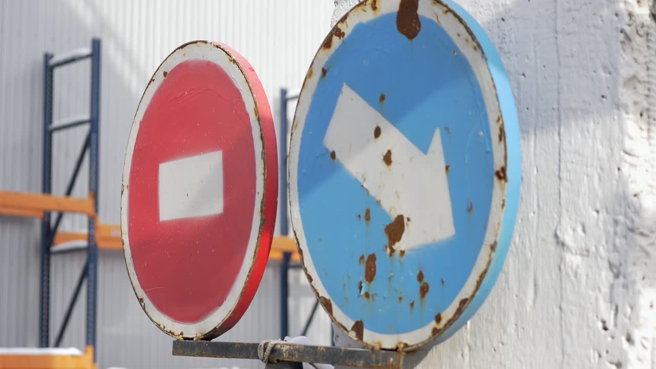 길거리에서 운전자에게 길을 보여주는 화살표와 정지 표지판