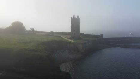 Drone-Alejándose-De-Un-Malhumorado-Carrigaholt-Castle-Loop-Head-Clare-Irlanda