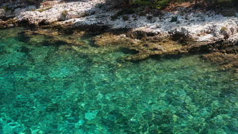 Kristallklares-Blaues-Wasser-Und-Felsige-Küste-Der-Paklinski-inseln-In-Hvar,-Kroatien